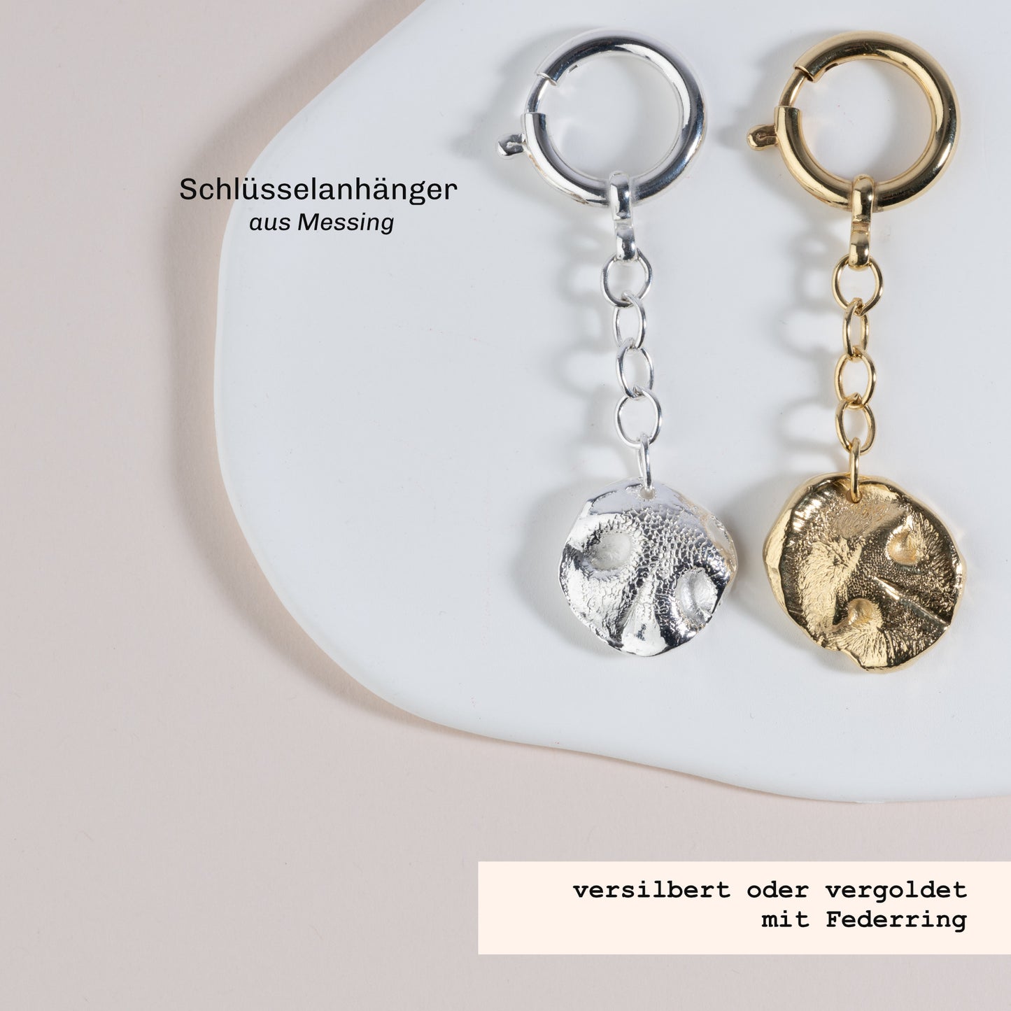 zwei Schlüsselanhänger in Messing vergoldet oder versilbert 