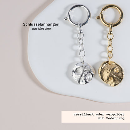 zwei Schlüsselanhänger in Messing vergoldet oder versilbert 
