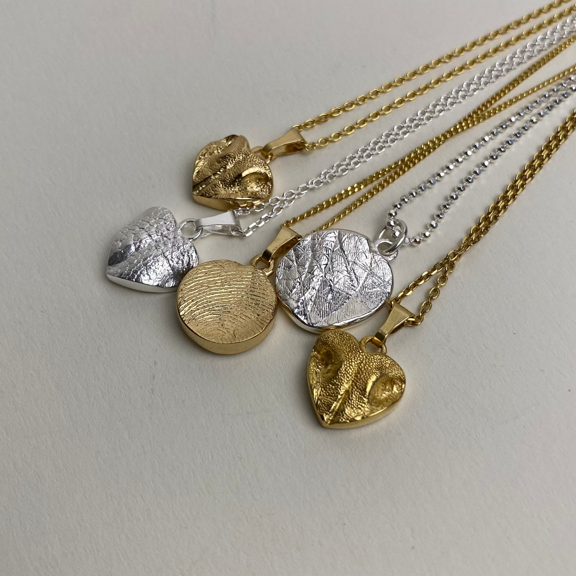 Schmuck und Halsketten Abdrücke Tiernasen und Finger