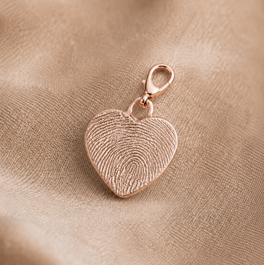 herzförmiger charm mit fingerabdruck karabiner in rosegold