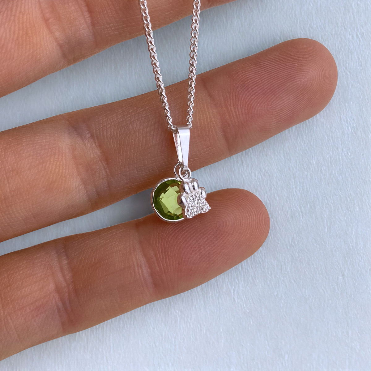 mini Pfötchen Anhänger mit grünem Stein in 925 Silber als Halskette